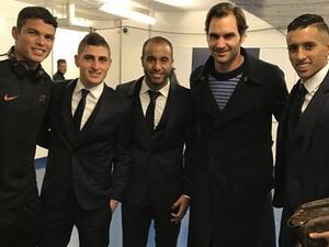 فيدرر (الثاني من اليمين) رفقة نجوم باريس سان جيرمان