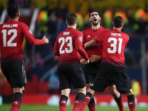 لاعبو يونايتد يحتفلون بهدف فيلايني (الثاني من اليمين)