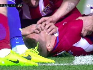 لاعبو أتلتيكو يحاولون منع توريس من ابتلاع لسانه