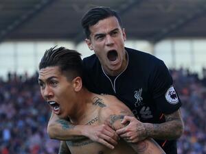 فيرمينو (يسار) يحتفل بهدفه رفقة كوتينيو