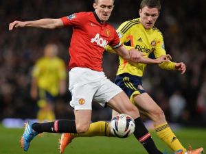 صراع على الكرة بين كريغ غاردنر (يمين) ودارين فليتشر