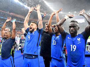 احتفال فرنسي بعد الفوز على آيسلندا