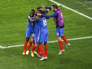 لاعبو فرنسا يحتفلون بالهدف الثاني