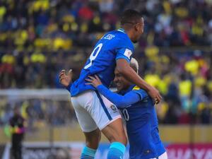 نيمار وجيسوس يحتفلان خلال المباراة