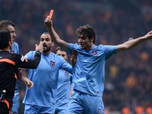 دورسون يشهر البطاقة الحمراء في وجه الحكم