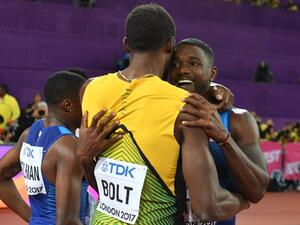 غاتلين (يمين) يتلقى التهنئة من بولت بعد نهاية السباق