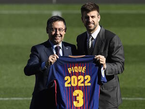 بيكيه وبارتوميو خلال مراسم تجديد عقد المدافع التي أقيمت مؤخراً