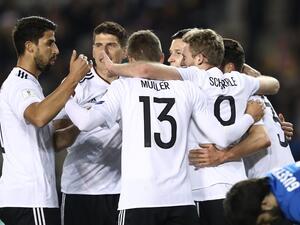 لاعبو ألمانيا يحتفلون بأحد الأهداف