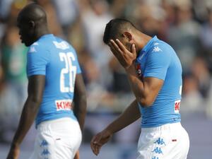 فوزي غلام (يمين) يتحسر خلال المباراة