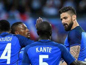 لاعبو فرنسا يحتفلون بهدف لجيرو (يمين)