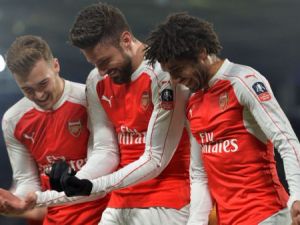 آرسنال يبلغ ربع النهائي