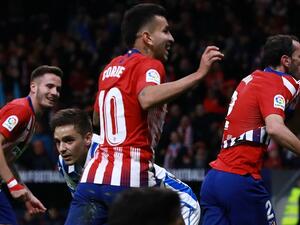 لاعبو أتلتيكو يحتفلون بهدف غودين (يمين)