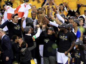 لاعبو غولدن ستايت يحتفلون بالفوز