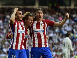 لاعبو أتلتيكو يحتفلون بهدف غريزمان (وسط)