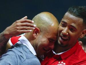 غوارديولا (يسار) يبكي وجيروم بواتينغ يواسيه