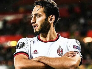 تشالهانوغلو يحتفل بهدفه