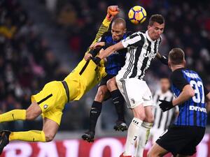 هاندانوفيتش (يسار) يحاول إبعاد أحد عرضيات يوفنتوس