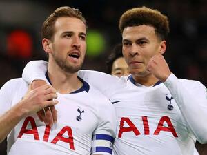 ديلي آلي (يمين) يهنىء كاين بهدفه