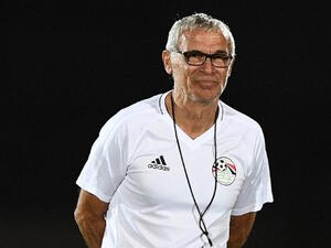 Egypt's Argentinian coach Hector Raul Cuper looks on during a training session in Port-Gentil on January 14, 2017, during the 2017 Africa Cup of Nations football tournament in Gabon.
Justin TALLIS / AFP