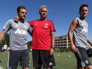 هيريرا (يمين) خلال التدريبات رفقة المدرب جوزيه مورينيو ولاعب الوسط خوان ماتا