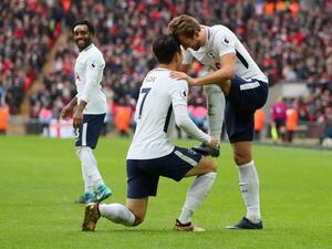 كاين (يمين) رفع رصيده بهذا الهاتريك إلى 18 هدفاً انفرد إثرها بصدارة هدافي البريميير ليغ