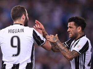 ألفيش (يمين) يحتفل بهدفه رفقة زميله غونزالو هيغواين