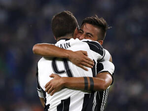 باولو ديبالا (يمين) يهنىء هيغواين خلال المباراة