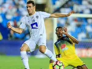 الهلال يرتقي للصدارة