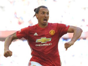 إبراهيموفيتش يحتفل بهدفه