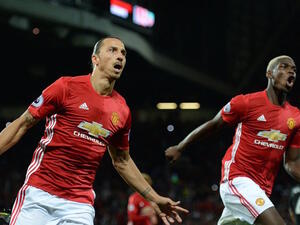 إبراهيموفيتش (يسار) سجل بعد تمريرة من زميله بول بوغبا (يمين)