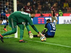 ماورو إيكاردي (يمين) يتحسر على ضياع فرصة تسجيل محققة