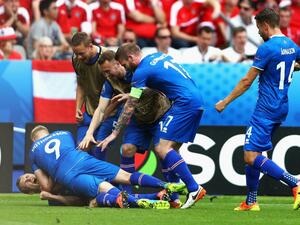 لاعبو آيسلندا يحتفلون بالتأهل التاريخي