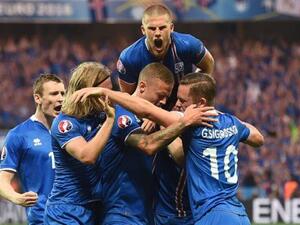 لاعبو آيسلندا يحتفلون خلال اللقاء