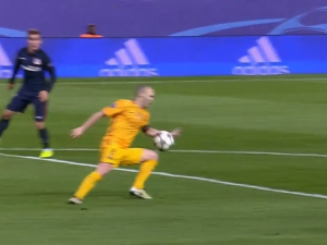 إنييستا يلمس الكرة داخل منطقة الجزاء بيده