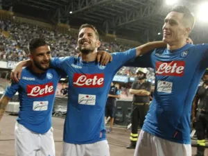 نجوم نابولي خوسيه كاييخون (يمين) وميرتينز (وسط) ولورينزو إينسيني (يسار) يحتفلون بالفوز