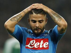 لورينزو إينسيني نجم نابولي يتحسر على فرصة لامست عارضة مرمى الحارس هاندانوفيتش