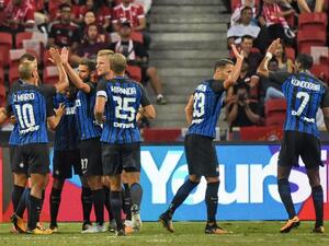 لاعبو إنتر يحتفلون بأحد الأهداف