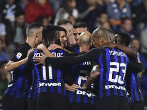 لاعبو إنتر يحتفلون بأحد الأهداف خلال المباراة