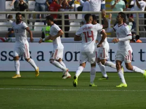 لاعبو إيران يحتفلون بالهدف الأول