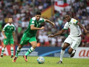 Omar Ibrahim Othman of Saudi Arabia (R) fights for the ball with Mohanad Abdulraheem Karrar of Iraq (L) during the 2018 World Cup qualifying football match between Iraq and Saudi Arabia in Shah Alam on September 6, 2016.
KAMARUL AKHIR / AFP
