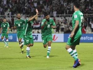 لاعبو العراق يحتفلون بالهدف الثالث