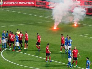 الحكم أوقف المباراة نظراً للألعاب النارية التي تم رميها على أرضية ملعب رينزو باربيرا