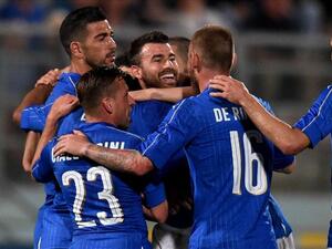 لاعبو إيطاليا يحتفلون بهدف بيلي (يسار)