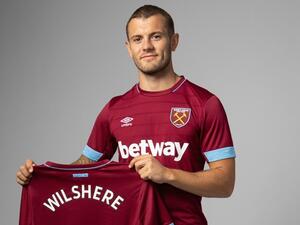 ويلشير يعرض قميصه الجديد