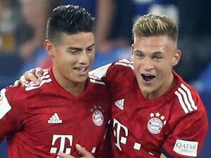 خاميس (يسار) يحتفل بهدفه مع يوشوا كيميتش