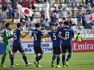 لاعبو اليابان يحتفلون بالهدف الثالث