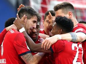 لاعبو بايرن يهنئون خافي مارتينيز بهدفه