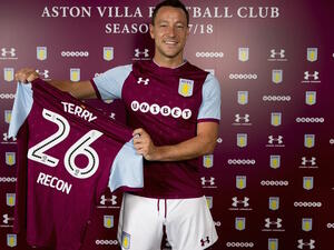 تيري يعرض قميصه الجديد