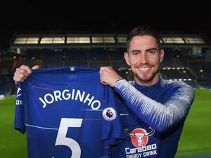 جورجينيو يعرض قميص ناديه الجديد