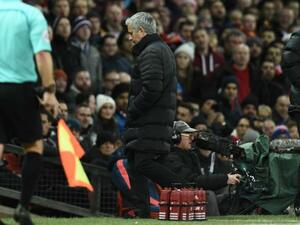 مورينيو يغادر الملعب بعد طرده